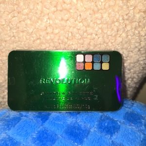 REVOLUTION eyeshadown Palette